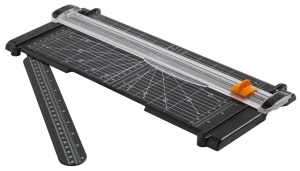 Cutter de hartie Fiskars SureCut, A4 si A3, 10 foi, NegruPortocaliu