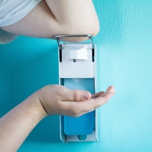 Dispenser de Dezinfectant Relaxdays, Set 2 Buc, 500 ml, Montare pe Perete, ArgintiuAlb - Img 2