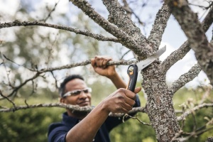 Ferastrau pliabil Fiskars Plus, pentru busteni si ramuri groase, 3 pozitii de taiere, lama cu dinti ascutiti, zimtare grosiera, lungime lama: 21 cm, negru/portocaliu, SW69, 1067553 - Img 2