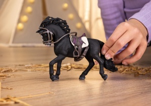 Figurina Pura Raza Espanola Schleich cu Sattel si Zaumzeug, Detaliata, pentru Copii - Img 2