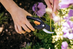 Foarfece de gradina Fiskars Bypass pentru ramuri si crengute proaspete, acoperite cu ecran antiaderent, lame din otel de inalta calitate, lungime: 20 cm, negru/portocaliu, SingleStep, P26, 1000567 - Img 4