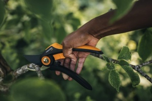 Foarfece de taiere Fiskars Bypass, Plus, P521, pentru ramuri si crengute proaspete, acoperite antiaderente, lame din otel inoxidabil, lungime: 20,1 cm, negru/portocaliu, 1057167 - Img 2