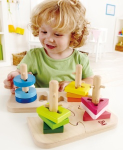 Hape Creative Peg Puzzle Joc de stivuire din lemn Puzzle de rezolvare a problemelor pentru copii mici, Joc de stivuire cu diferite forme, Bete fixe si culori stralucitoare - Img 5
