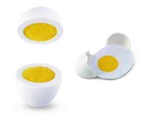 Hape Egg Carton 3 oua fierte tari cu coaja usor detasabila si 3 oua prajite, jucarie educationala realista pentru copii de la varsta de trei ani din lemn - Img 2