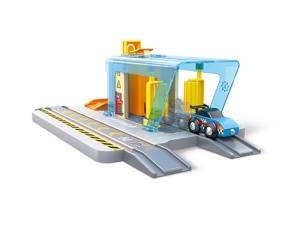 Hape Reparatur si Statie de Spalare Auto cu Platforma Ridicabila si Masina de Remorcare Compatibila cu Seturi de Tren - Img 2
