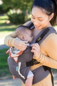 Infantino - Marsupiu pentru copii Cuddle Up - Design Fox - Ergonomic - Gluga de vulpe detasabila, calda - Pozitii multiple de transport - Reglabil - Confortabil - Usor de curatat - Pentru bebelusi de la 5,4 la 18 kg - Img 4