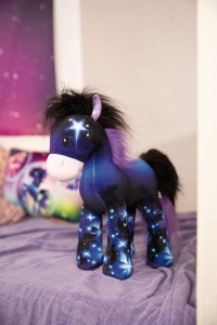 Jucarie de plus NICI Pony Starflower 35 cm Albastru Materiale reciclate Cod 48755 - Img 2