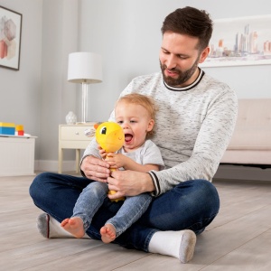 Jucarie senzoriala Lamaze Wacky Giraffe pentru bebelusi cu sunete amuzante si design sigur - Img 6