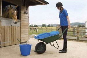 Kerbl Recipient de apa pentru roaba H2GoBag culoare albastra L x l 100 x 70 cm capacitate 80l pentru grajd si pasune 29382 - Img 4