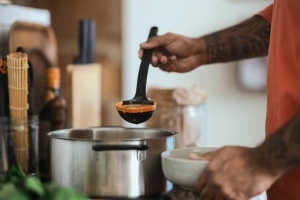 Ladle Fiskars Functional Form, 1 dl, NegruPortocaliu, Design Ergonomic - Img 3