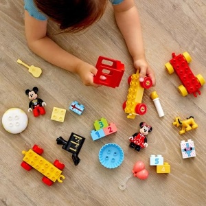 LEGO DUPLO 10941 Disney Mickey si Minnie Tren aniversar cu figurine si accesorii - Img 9
