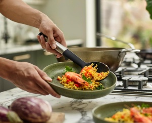 Lingura de gatit Joseph Joseph Elevate, silicon BPA-free, rezistenta la caldura, maner din inox - Img 6