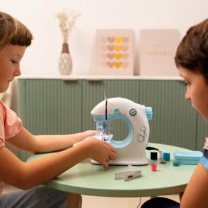 Masina de cusut pentru copii Theo Klein 7929, cu 2 viteze, lumina si protectie - Img 2