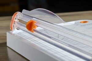 Masina de taiat hartie Fiskars SureCut, A4, 10 foi, cu suport - Img 4