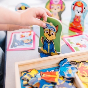 Melissa Doug PAW Patrol Set Magnetic din Lemn 64 Piese Figurine si Accesorii - Img 6