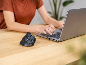 Mouse Wireless Vertical Trust Voxx, Mouse Wireless Ergonomic Reincarcabil, Bluetooth si Conexiune 2.4GHz, 9 Butoane, 1200-2400 DPI, PC/Mac/Computer/Laptop/MacBook/Chromebook - Negru - Img 7