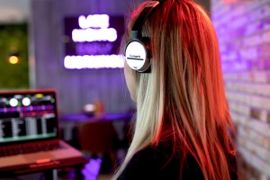 Numark HF125 - casti profesionale pentru DJ cu cablu de 2 m si difuzoare de 40 mm pentru un raspuns mai bun in frecventa si casti inchise pentru ecranare optima, Negru - Img 4