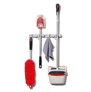 Organizator OXO Good Grips pentru mop si matura extensibil montare pe perete