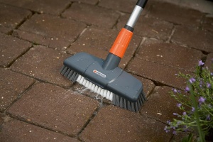 Perie de curatat Gardena Komfort-Schrubber 27 cm, pentru suprafete neuniforme, cu duza de apa - Img 3