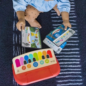 Pian pentru copii Baby Einstein Hape Cal cu 6 melodii si 3 carti muzicale, din lemn, multicolor - Img 8
