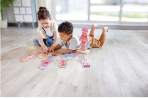 Puzzle magnetic Hape Corpul Uman 63 piese baza din lemn educativ pentru copii - Img 2