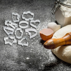 Set 10 Forme pentru Biscuiti Zenker cu Motive de Craciun, Material Alb, Usor de Curatat - Img 2