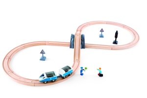 Set accesorii Hape pentru trenulete din lemn cu figurine si semne de circulatie pentru copii 3 ani - Img 1