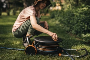 Set de irigare Fiskars Waterwheel L, 30m furtun, cu roti, negruorange - Img 3