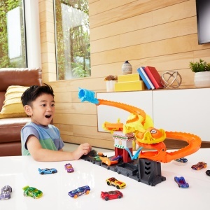 Set de Joaca Hot Wheels Pizza Slam Cobra Attack - 1 Masina Inclusa, Diverse Trasee - Img 2