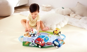 Set de Masinute Plush Hape cu Motor de Retur - 4 Vehicule cu Sac de Depozitare si Covor de Joaca - Img 6