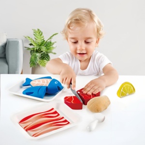 Set de peste si carne Hape Set de fantezie Set de mancare din lemn pentru copii, Set de gatit cu ingrediente si accesorii cu velcro - Img 4