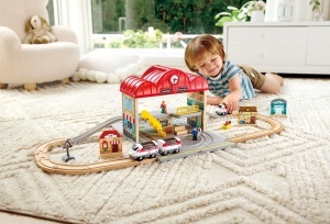 Set de tren din lemn Hape portabil cu statie si accesorii extensibil pentru copii - Img 4