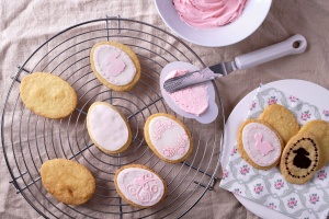 Set forme prajituri Dr Oetker Goldiges Ostern 5 piese argintiualb cu sabloane decorative - Img 7