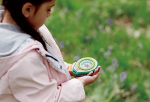 Set Hape Nature Fun Camper cu busola si carabiniera din bambus si bioplastic pentru copii 4 ani - Img 3
