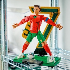 Set LEGO Cristiano Ronaldo Figurina 3D, 854 piese, Decoratiune pentru camera - Img 4