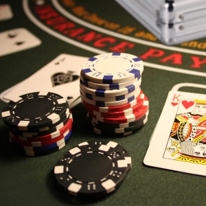 Set Poker Relaxdays cu 500 Fise, 2 Deck-uri Carti, 5 Zaruri, Aluminium - Img 5