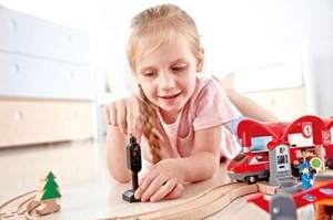 Set tren din lemn Hape Verkehrsreiche Stadt cu accesorii si figurine pentru copii 3 - Img 3