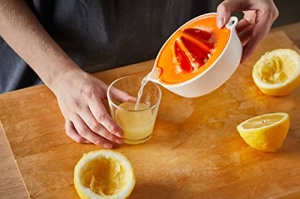 Storcator de citrice Fiskars Functional Form 1016125, 11.9 cm, albportocaliu, plastic - Img 10