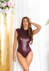 Body damă bordo tip piele wet look cu mânecă scurtă și fermoar la spate