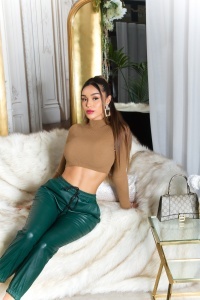 Pantaloni damă tip jogger din piele ecologică verde, talie elastică cu șnur, croială modernă - Img 12