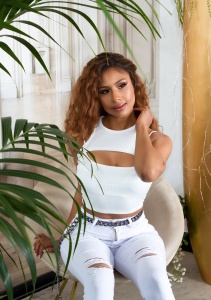 Top damă scurt alb cu decupaj și bretele subțiri – casual & party