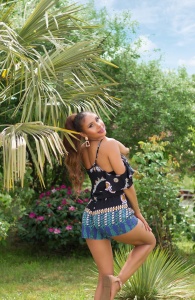 Salopetă damă scurtă de vară, lejeră, cu imprimeu boho, umeri goi și volane - Img 2