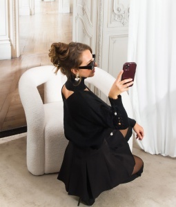 Pulover damă negru elegant cu guler tip choker și decupaj, detalii cu perle, croi lejer - Img 2