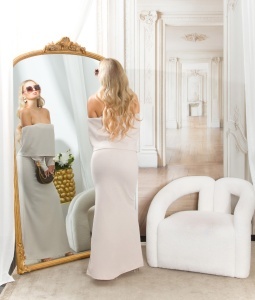 Rochie elegantă lungă bej, cu umeri goi și croială mulată – rochie de seară rafinată - Img 8