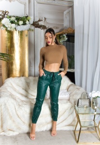Pantaloni damă tip jogger din piele ecologică verde, talie elastică cu șnur, croială modernă