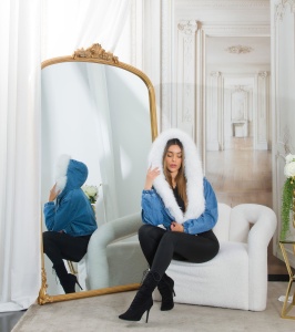 Geacă scurtă din denim albastru cu blană albă artificială – model modern, cu glugă, stil fashion urban - Img 7
