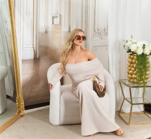 Rochie elegantă lungă bej, cu umeri goi și croială mulată – rochie de seară rafinată - Img 9