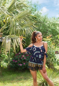 Salopetă damă scurtă de vară, lejeră, cu imprimeu boho, umeri goi și volane