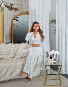 Top damă elegant alb, croială scurtă, cu mânecă lungă și decolteu în V – stil modern & chic - Img 4