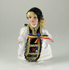 Artiz Papusa din portelan port traditional